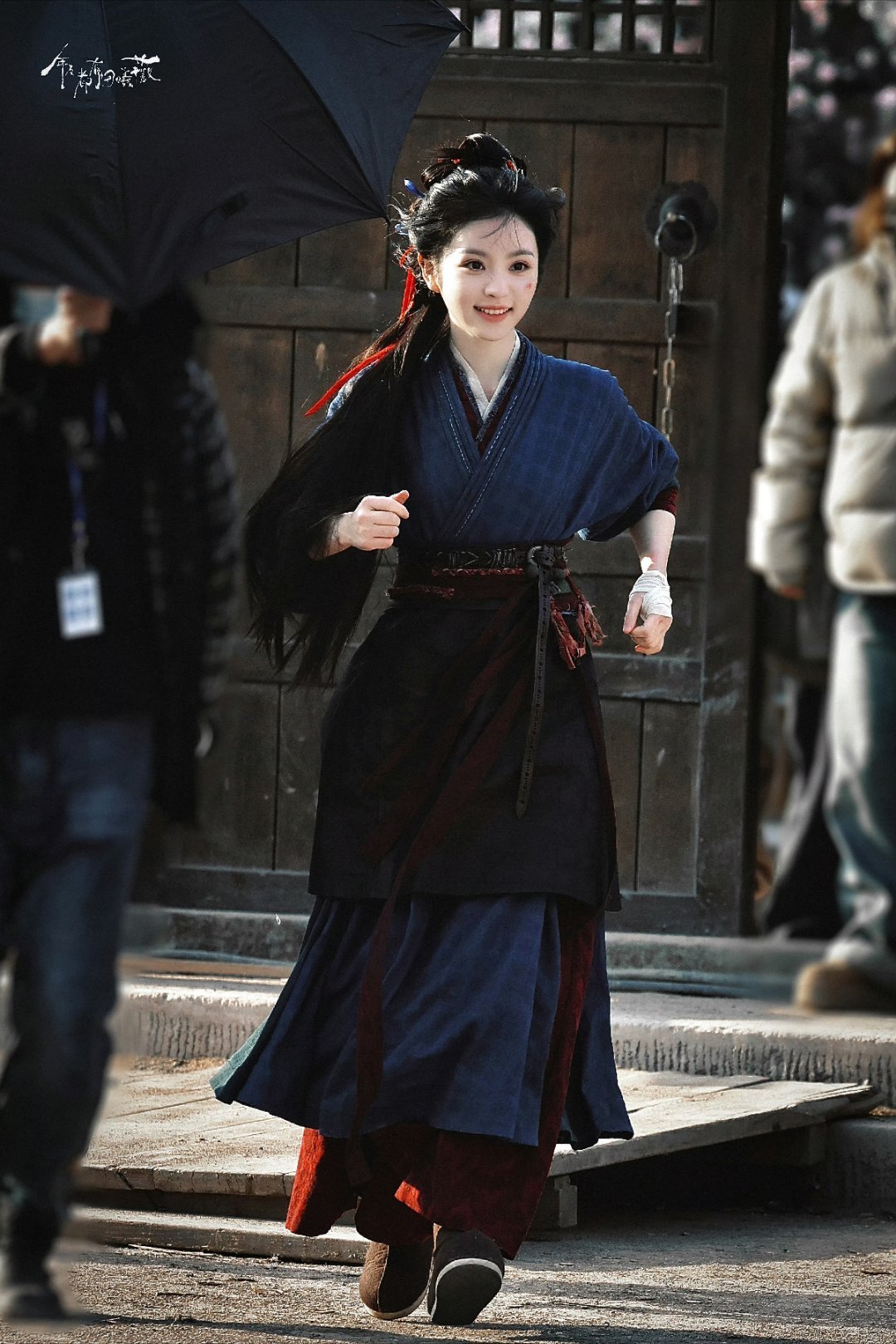 田曦薇明媚少女 田曦薇逐玉奔跑路透🈶好可爱的明媚少女，奔跑时扑面而来的生命力[