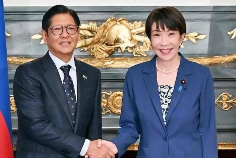 菲日走得近，本质就是互相利用、各怀鬼胎，演得比真朋友还亲 。
 
菲律宾家底薄、