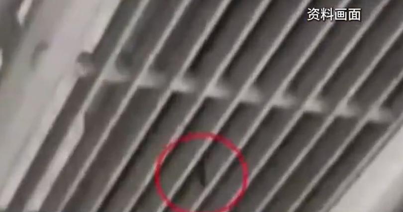 这个小老板就是个病态！偷窥成瘾，竟然在店内的女工宿舍安装摄像头。
前不久，福建福