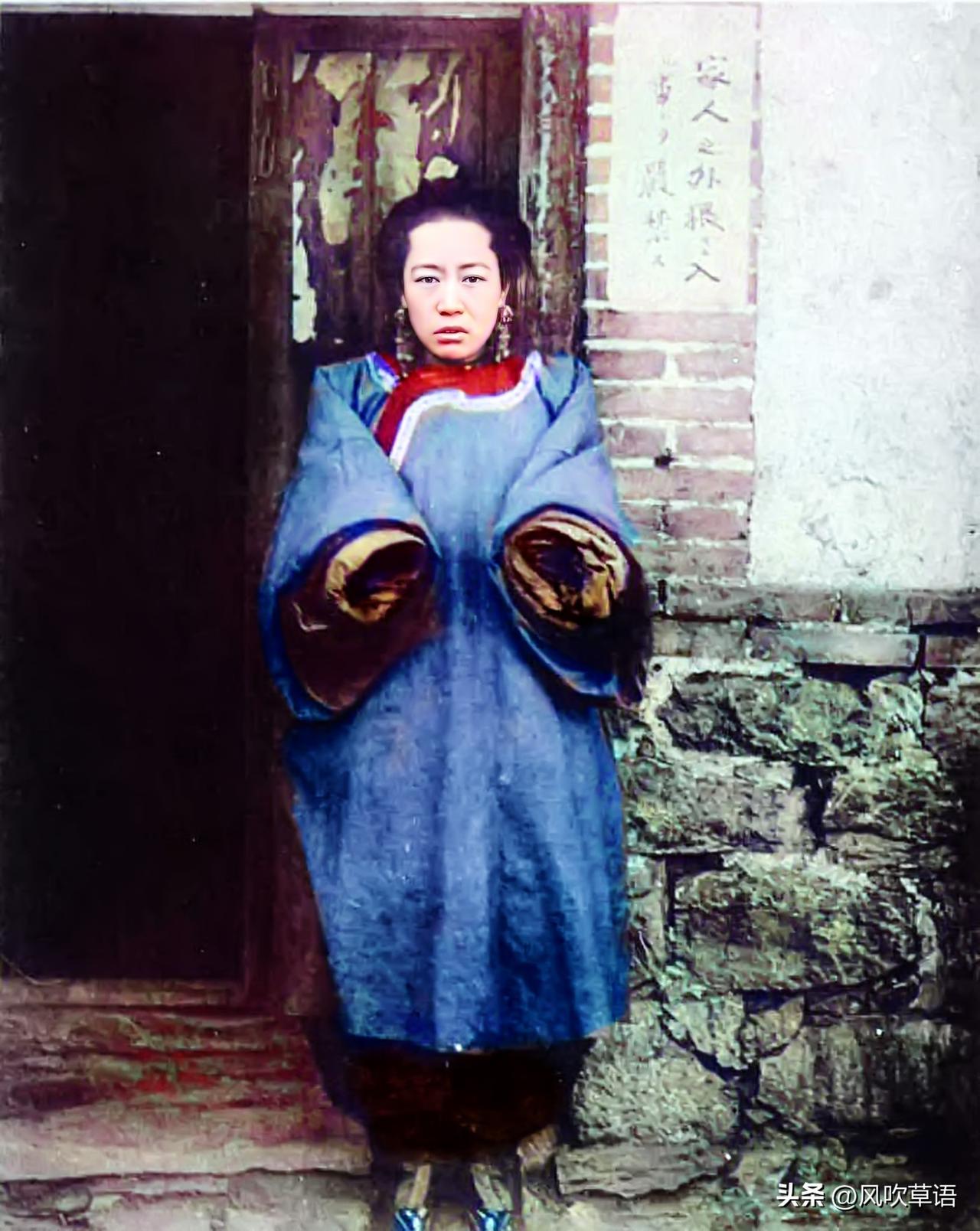 1894年，大连旅顺口。站在自家门前的一名女子，因为天气寒冷而将手缩在袖子里，看