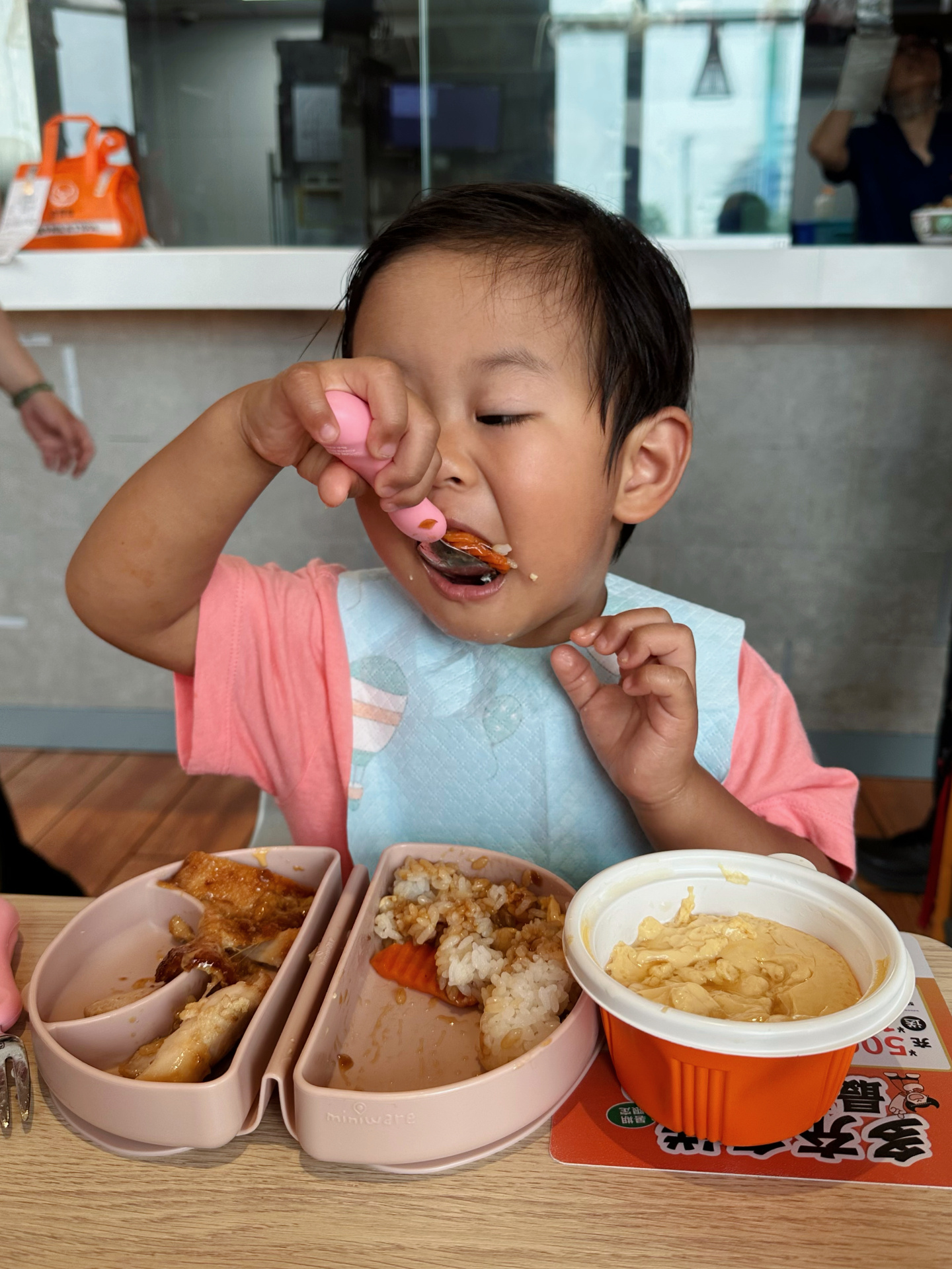 孩子今天给他爸吃害怕了，后来给抱走了说别吃了。吃了吉野家的饭大半碗，一整碗鸡蛋羹