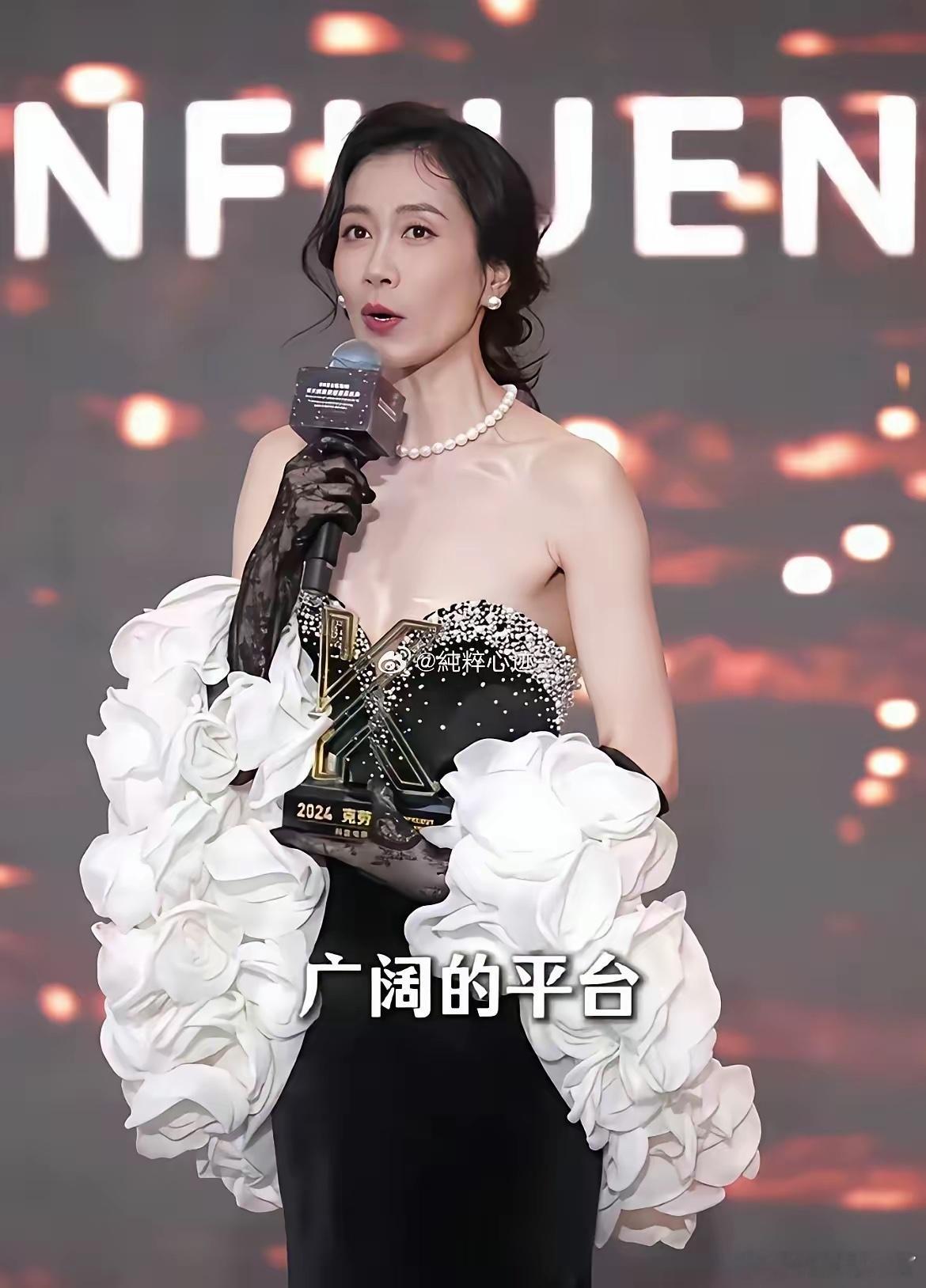 温峥嵘这衣服已经掉下来了吧！太冒险了！！ 