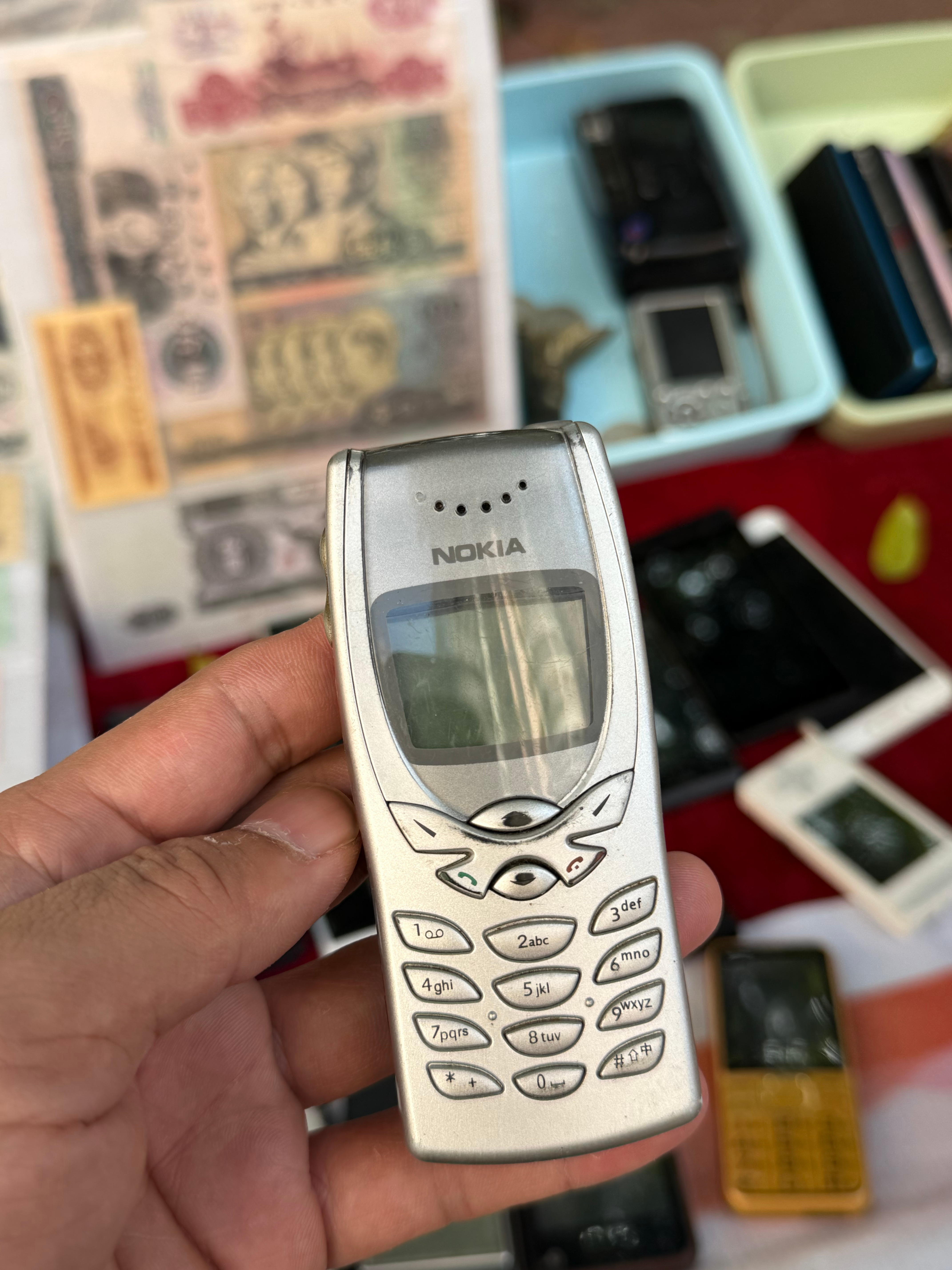 小区楼下来了个收旧手机的摊位，上面摆的可都是当年的爆品。可能现在已经很多人都没见