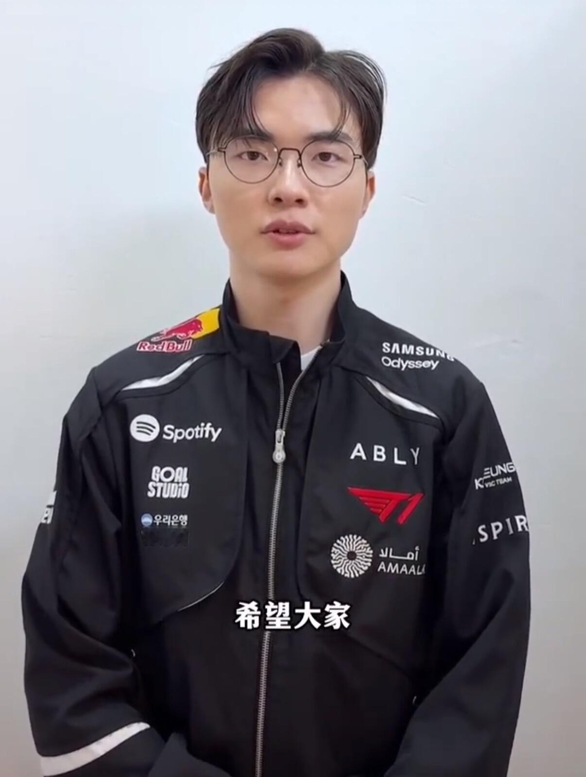 从设计到材质选择，真的是让粉丝眼前一黑又一黑的程度这真的好看吗，纯靠T1哥几个颜