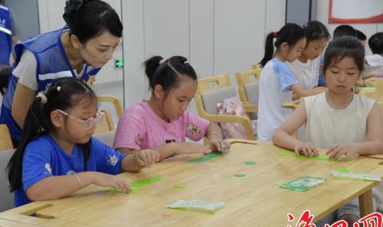 【海口美兰区免费“爱心托管站”破解家庭暑期看护难题】为有效破解辖区家庭暑期“看护