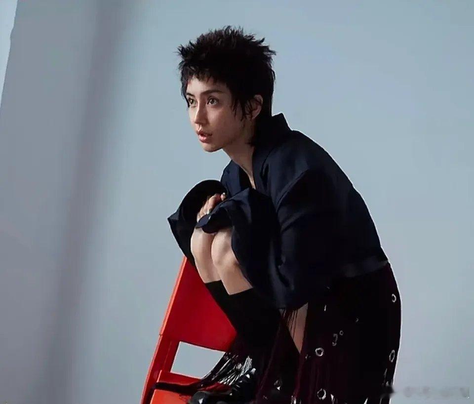 #Angelababy狼尾超短发#短发的狼尾设计，延伸了baby修长的肩颈线条，