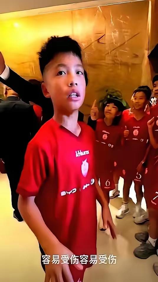 12岁的中国足球小将孟新艺，在央视直播的颁奖礼上，直接拒绝了主持人让他现场来个空