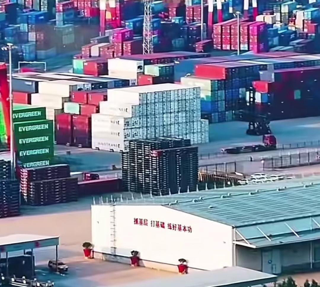 中美港口之争还没完，虽然美方无奈地调整了收费政策，但竟争还在继续。
    而另