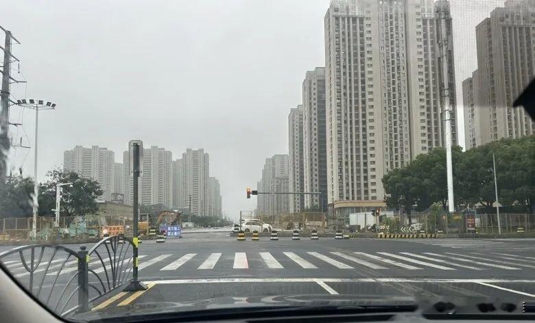 昆山太湖路大桥拆了围挡，换成简易铁丝网了。

这桥修了整整9个月，三周时间，总算