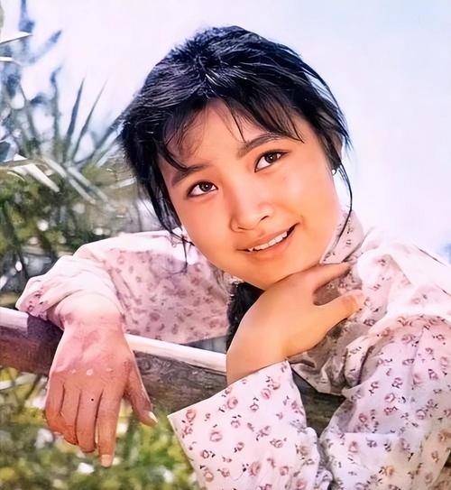 陈冲的相貌变化太大了！
刚开始见到她，是在电影《小花》里，那时的她18岁，青春