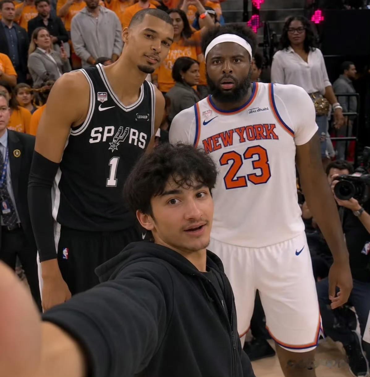 外网帮小哥圆梦了！！！球迷疯狂冲进场内与文班合影，米罗看懵了！

今日NBA总决