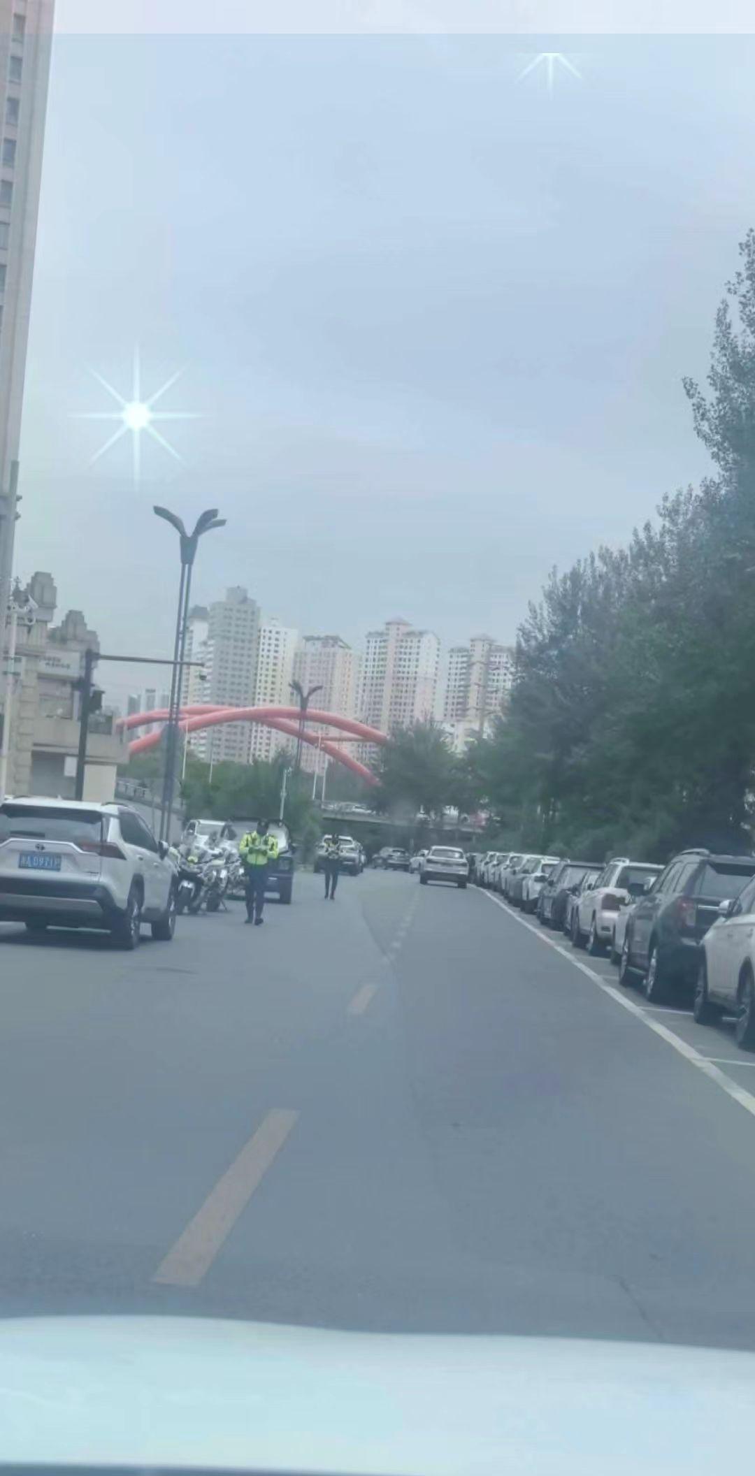 哇塞，今天俩个帅哥在前面等我，哈哈哈哈哈哈哈，停还是不停呀…