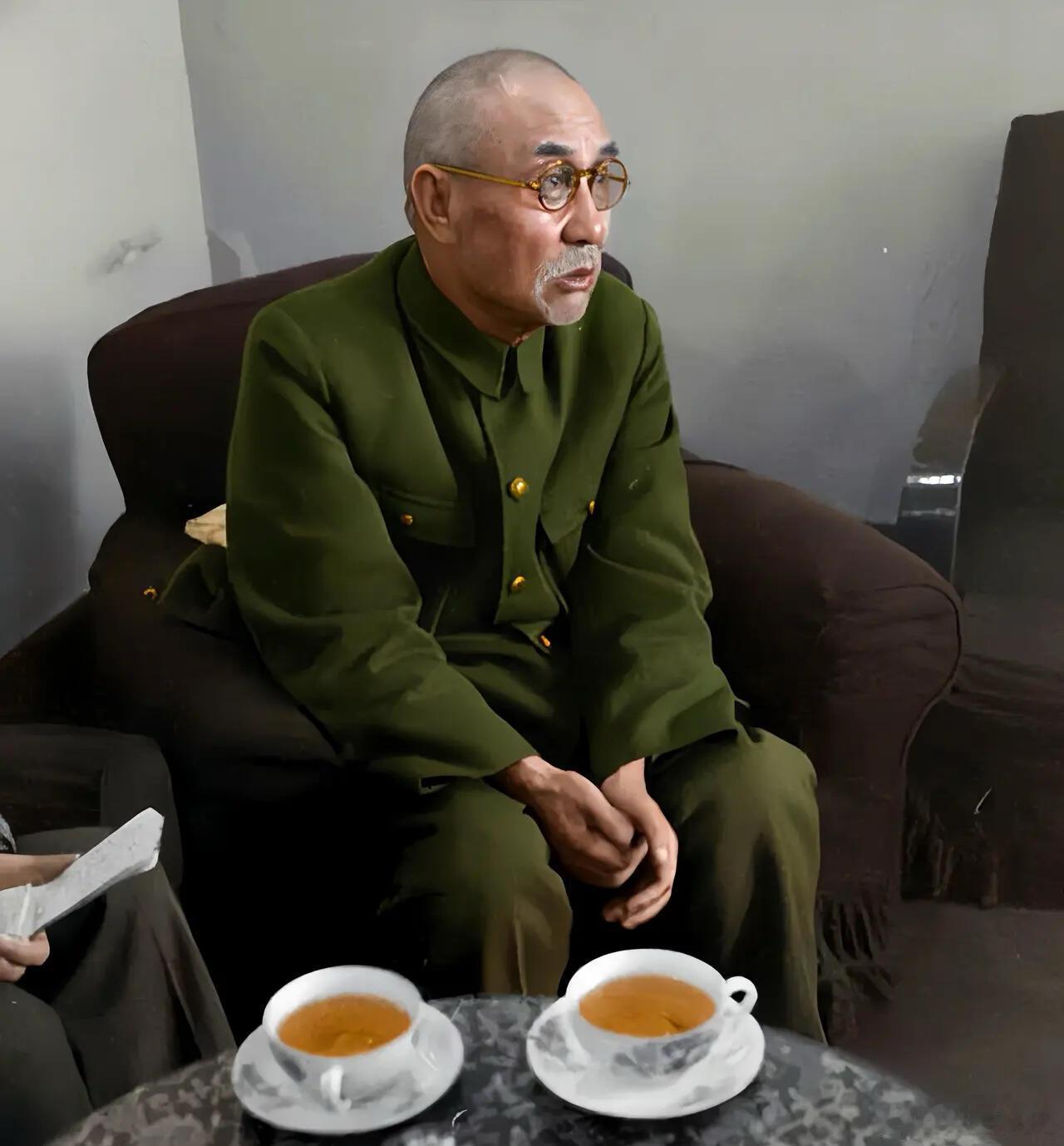 1948年11月，困守在太原的阎锡山接受记者采访时的一幕，彼时的太原已经被困了两