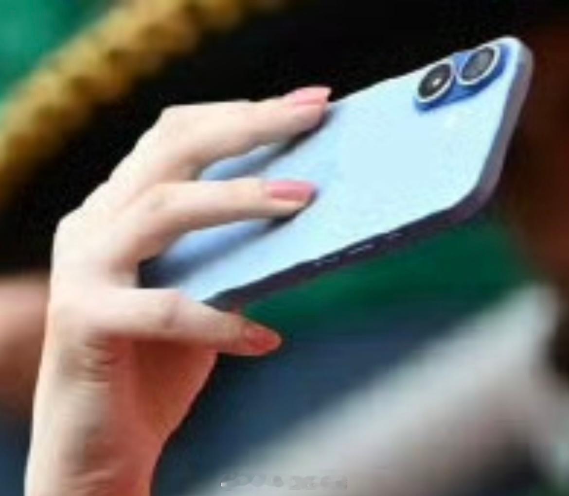 难得刷到一个好看的小姐姐用的是标准版iPhone！ 