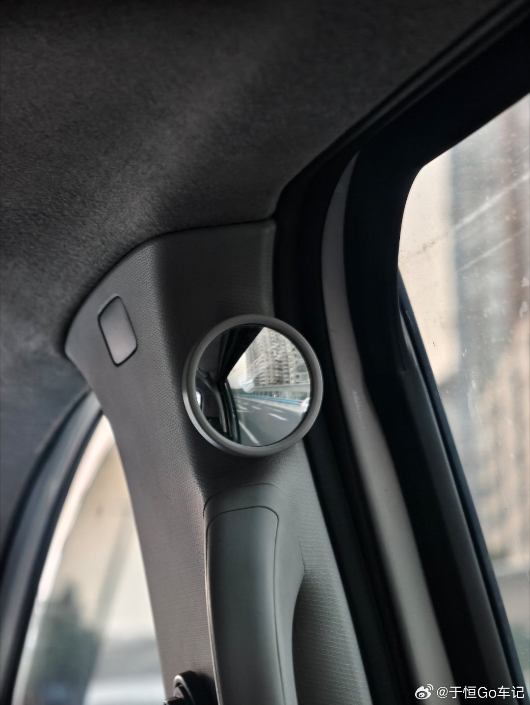 滴滴司机后排装个这样的小镜子 开门下车确实安全多了，能看到后方有没有电动车 