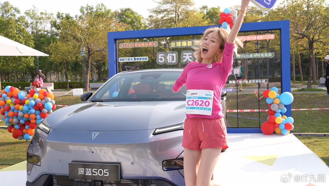 妇女节刷屏的温暖故事！画彩虹路的独臂女孩方寸心，顺利完赛人生首场马拉松。从为视障