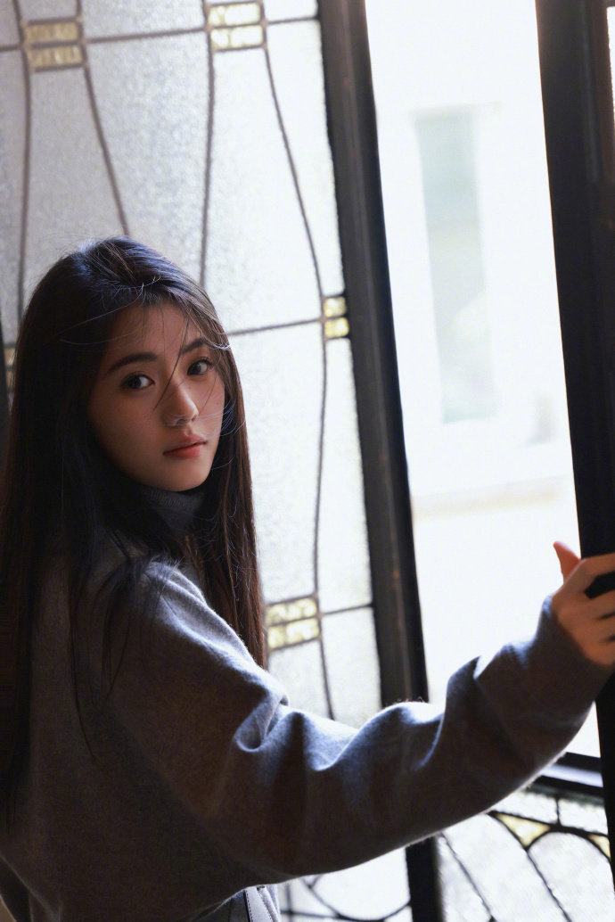 刘浩存在巴黎当韩剧女主 刘浩存今日份的塞纳河畔随拍直接幻视韩剧女主！简单的穿搭，