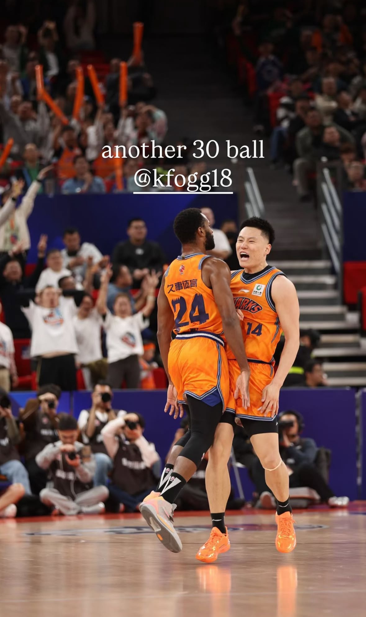 李弘权更新ins story 又是吹弗格的一天写到：又是一场30+上海久事大鲨鱼