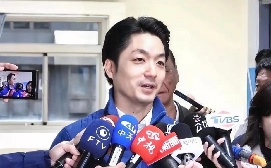 台北市长蒋万安整天对两岸问题提“尊严”，老蒋的铜像被人拆除、泼红漆你的尊严在哪里