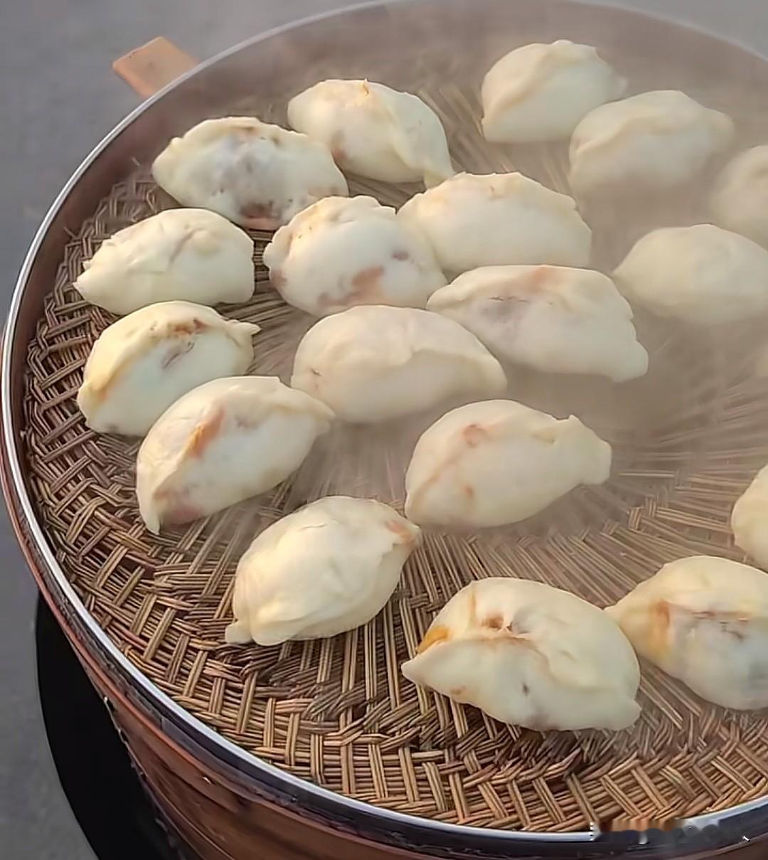 邹平老味道：消失的白发面牛肉包

近日我在邹平街边忽闻一阵熟悉的鲜香钻进鼻腔，抬