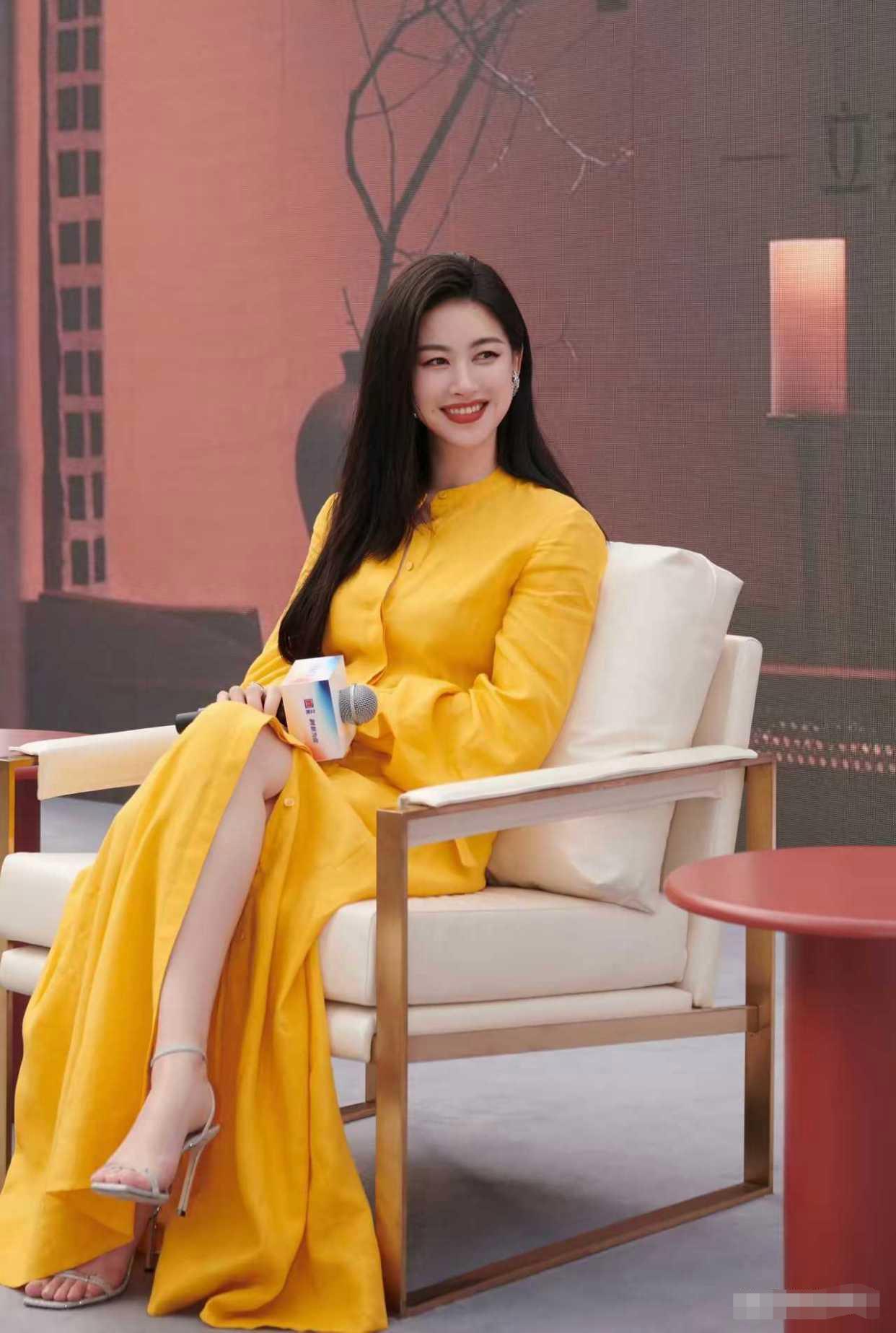 朱珠的黄裙造型太惊艳‌了吧，又美又飒，笑容温和、姿态挺拔，明亮却不刺眼，贵气而不