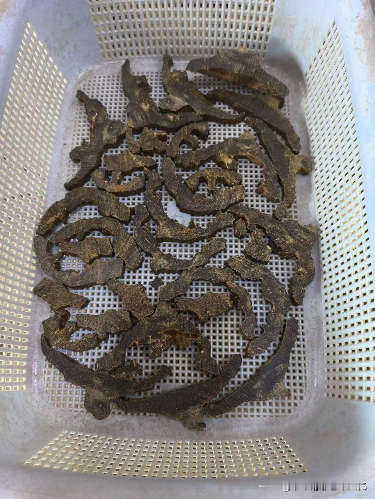 达拉干的味道，有一种很奇怪的“直”。

不是张扬，是一靠近就绕不开。

这串老料