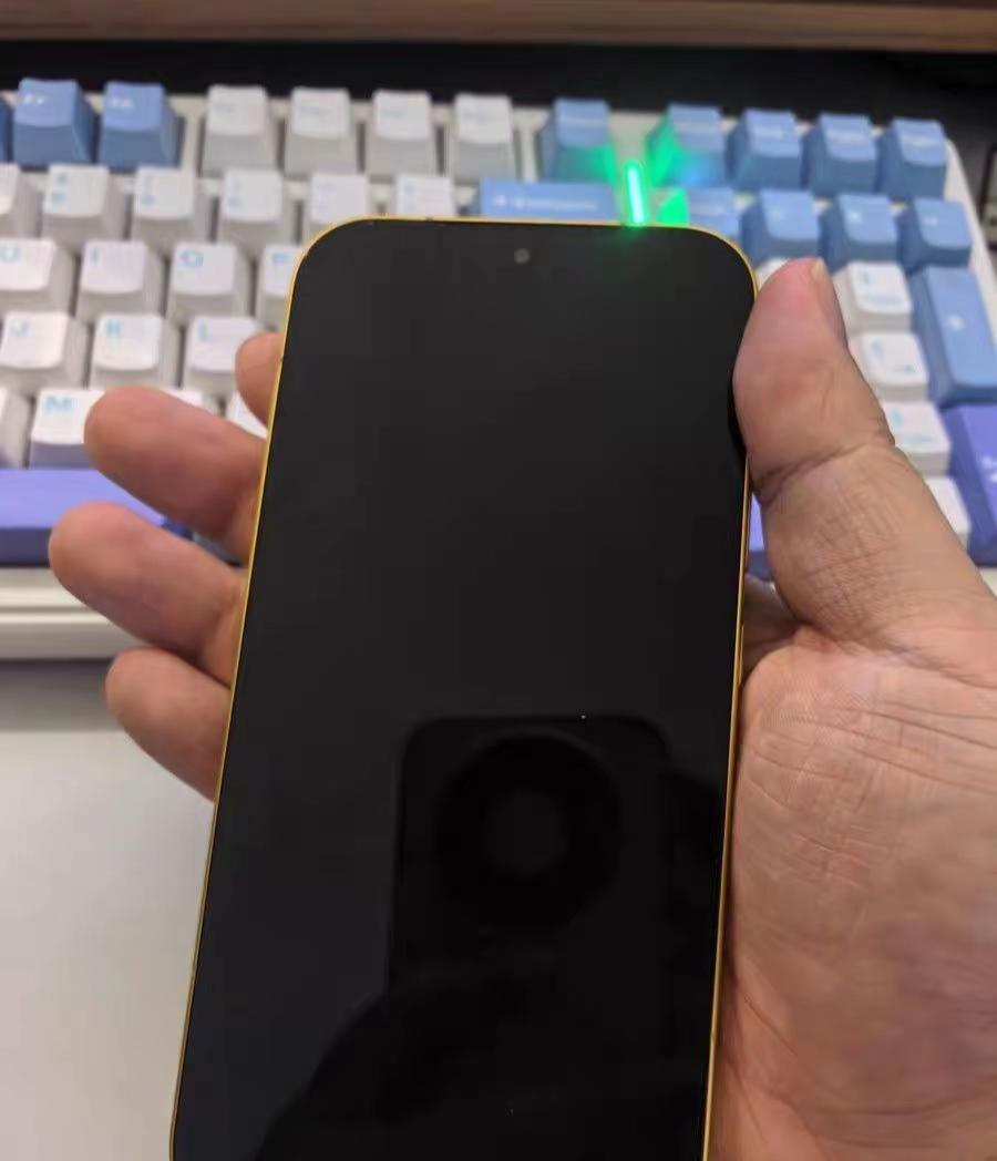 荣耀Magic9早知道不买黄色的了。看起来好像大便的颜色，早知道买青色了，天青色