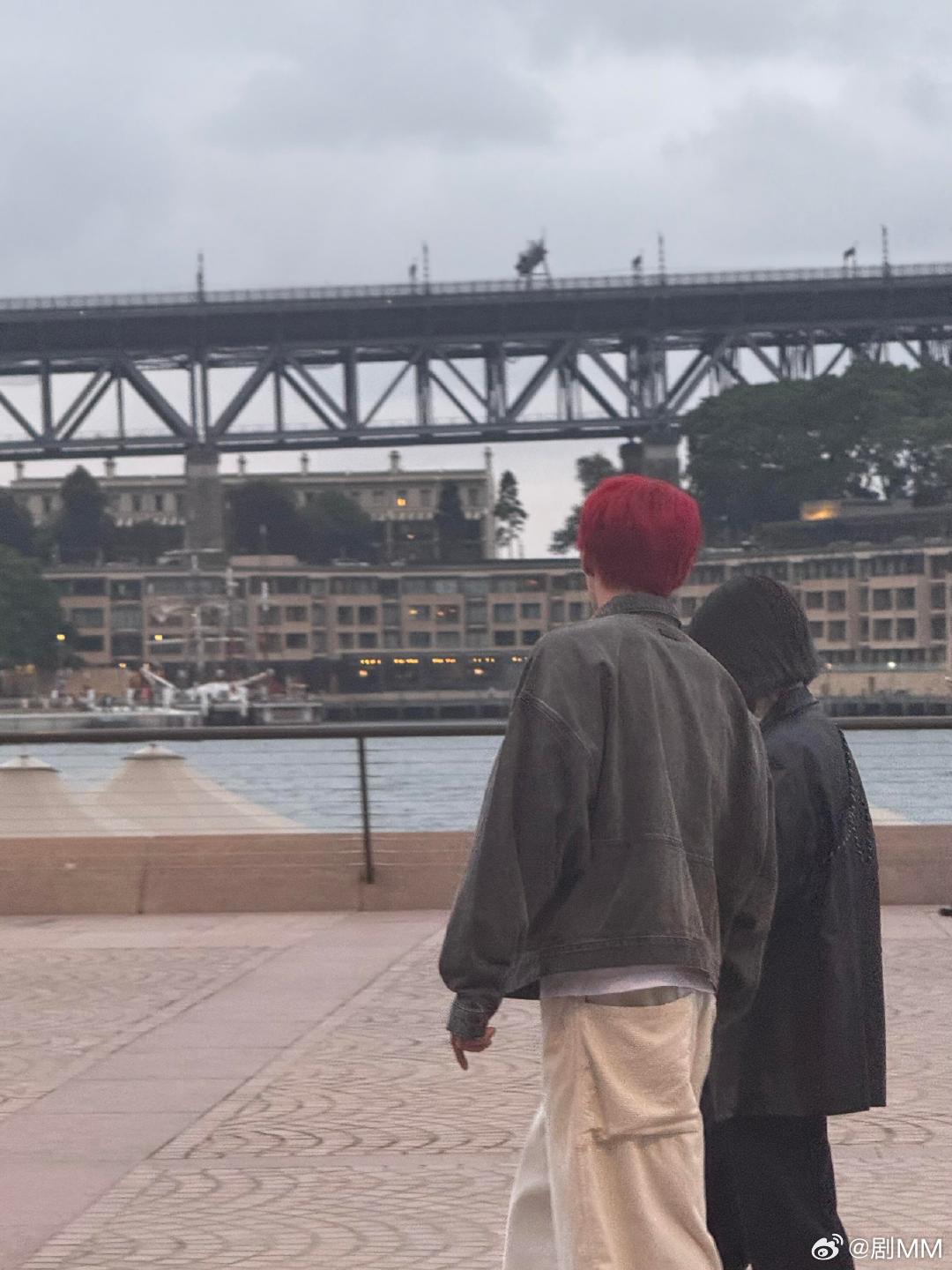 网友悉尼偶遇杨丞琳李荣浩，浩哥红发在阴天里跟小太阳似的，丞琳短发造型好灵动，两口