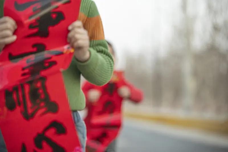 春联的历史超有趣！它的起源可追溯到周代悬挂桃木驱邪的习俗，那时的桃符便是它的前身