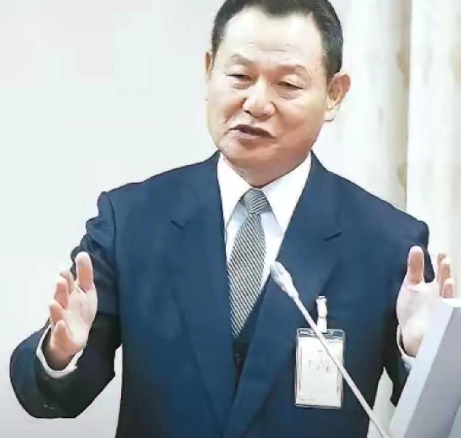 就在刚刚，
台“陆军司令”李翔宙发表声明，
4月5日，台湾地区陆军司令李翔宙表示