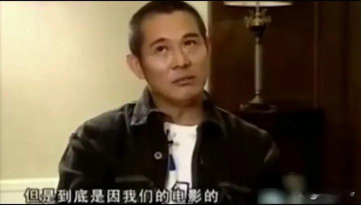 李连杰在电影里面很严肃，但平时说话总是摇头晃脑耸肩眨眼眉毛乱飞，总之就是小动作一