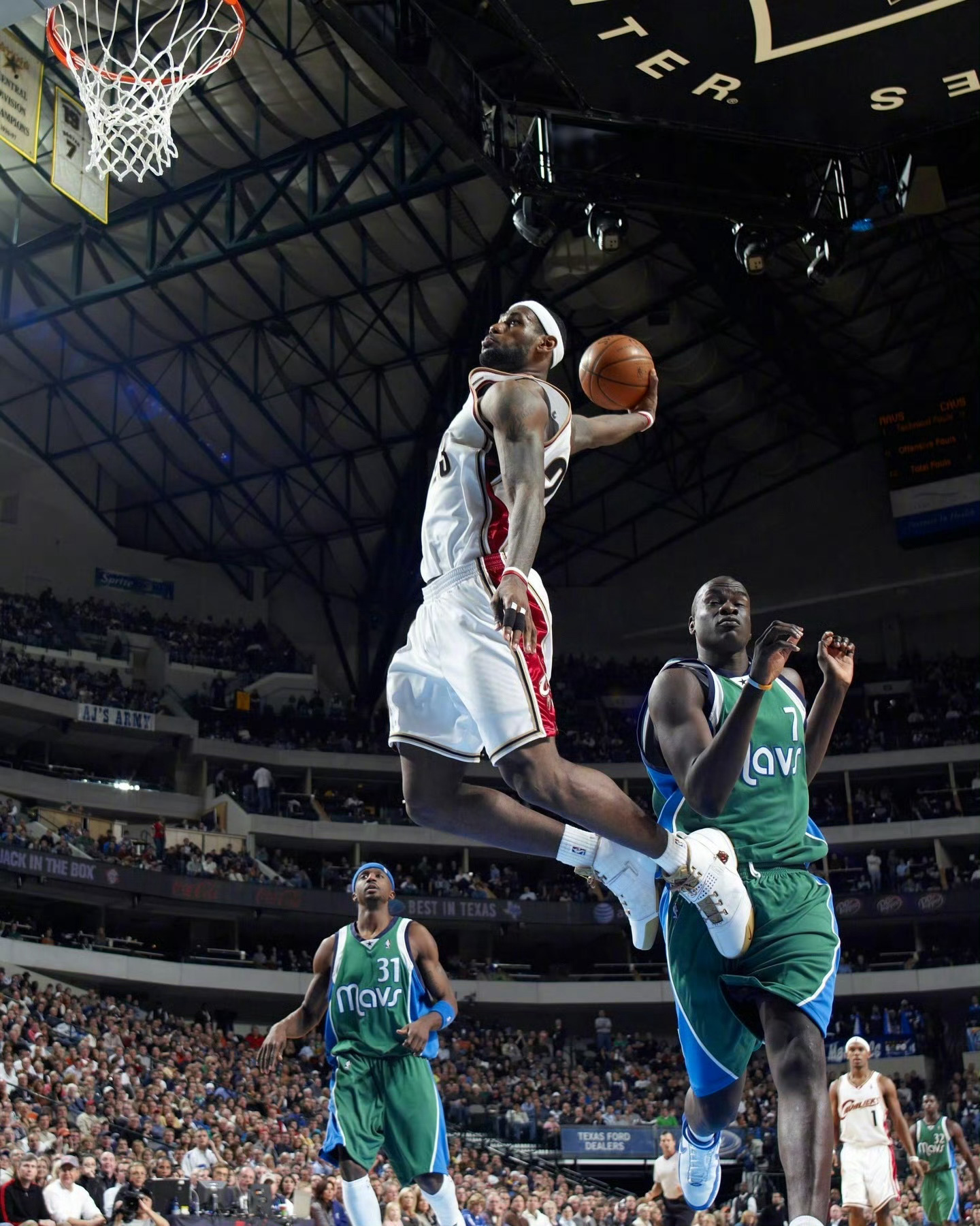 骑士詹姆斯nba新赛季篮不住 飞天劈扣🏀 