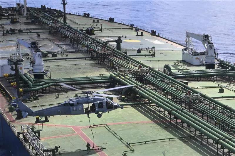 此事数小时前发生在远离霍尔木兹海峡数千公里的印度洋面。美军在发出警告后，乘直升机