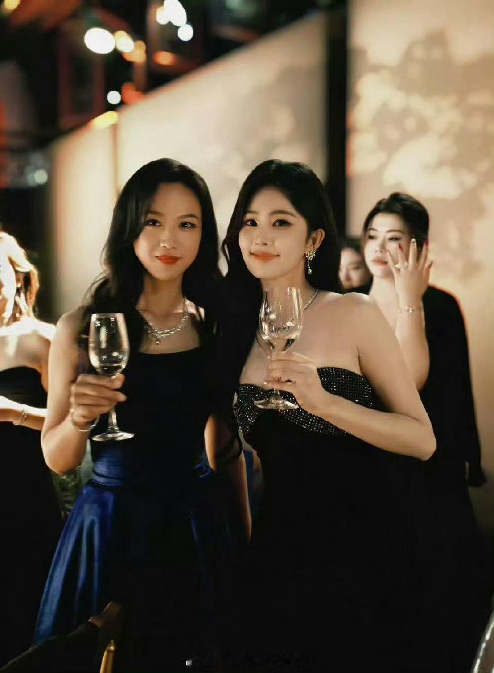 汤唯晒与白鹿合照汤唯白鹿合影 汤唯晒与白鹿合照白鹿[超话] ​ ​​​