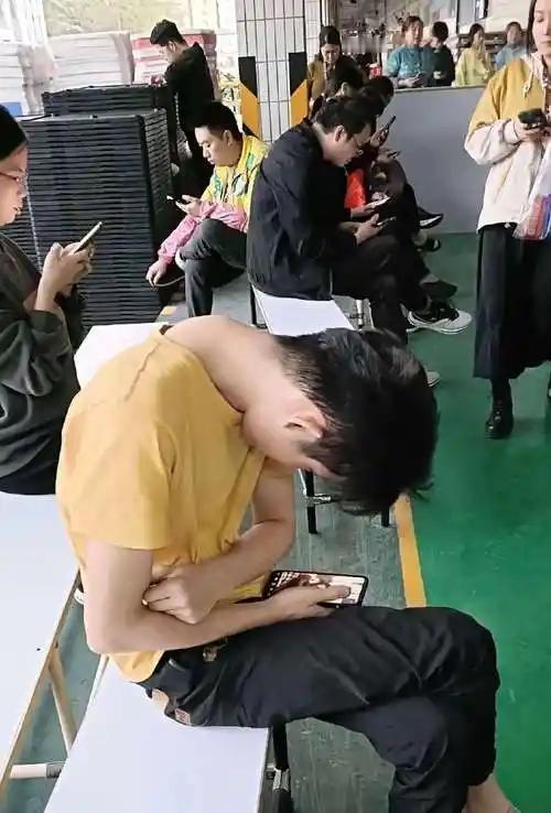 今天下午，我和朋友去茶室品茶，期间聊起一件事。朋友感慨道：“如今咱们六零后退休后