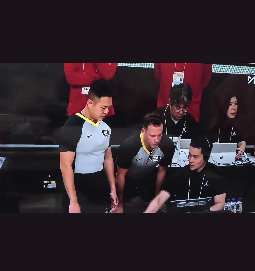 2月26日中日男篮世预赛，三位裁判的表现简直离谱到家。主裁瑞安·琼斯、第一副裁普