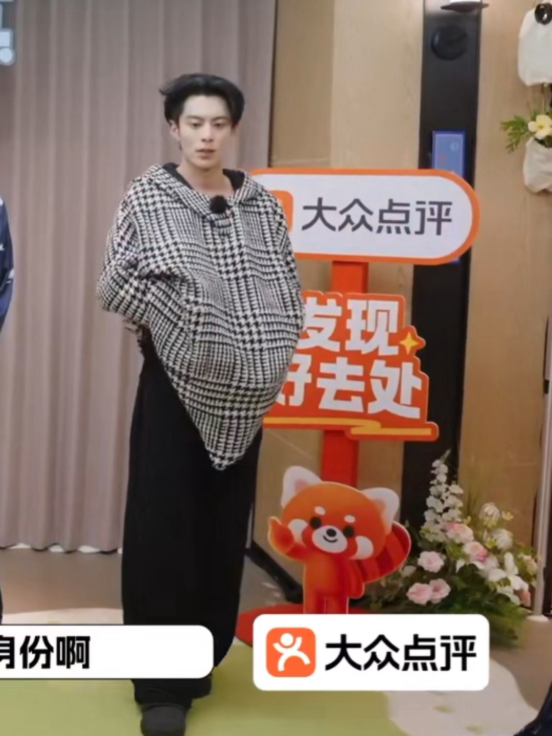 我同事家小孩在我办公室玩得热了就是这样的想脱衣服但是怕他妈妈说，只能掀起来漏点风