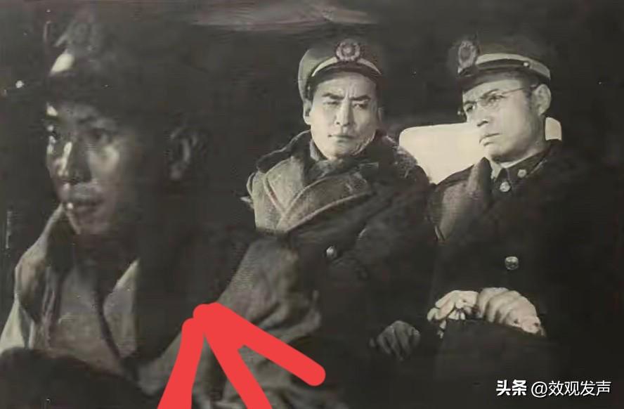 看《南征北战》的时候，发现饰演这位司机的演员和饰演那国军士兵的应该是同一演员，两