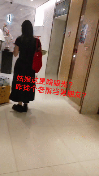 网友在一个公寓里看到一对中非情侣刚从外面购物回来正在等电梯上楼。
看起来这对情侣