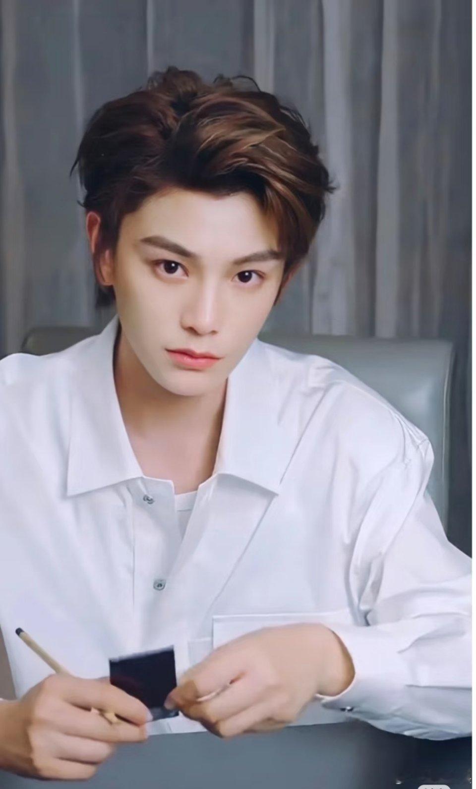 丁禹兮[超话]  丁禹兮就这个帅劲，干净劲真让人喜欢！总感觉他身上是舒肤佳沐浴露