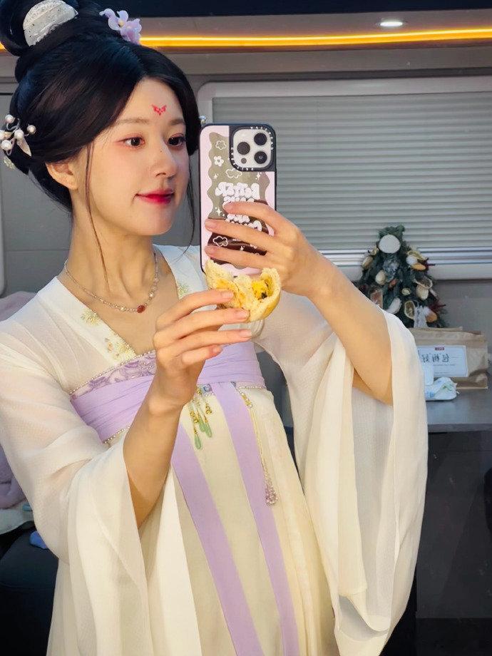 赵露思云鬓花颜 赵露思云鬓花颜，送上苏幕遮对镜自拍，赵露思的苏幕遮造型好美 