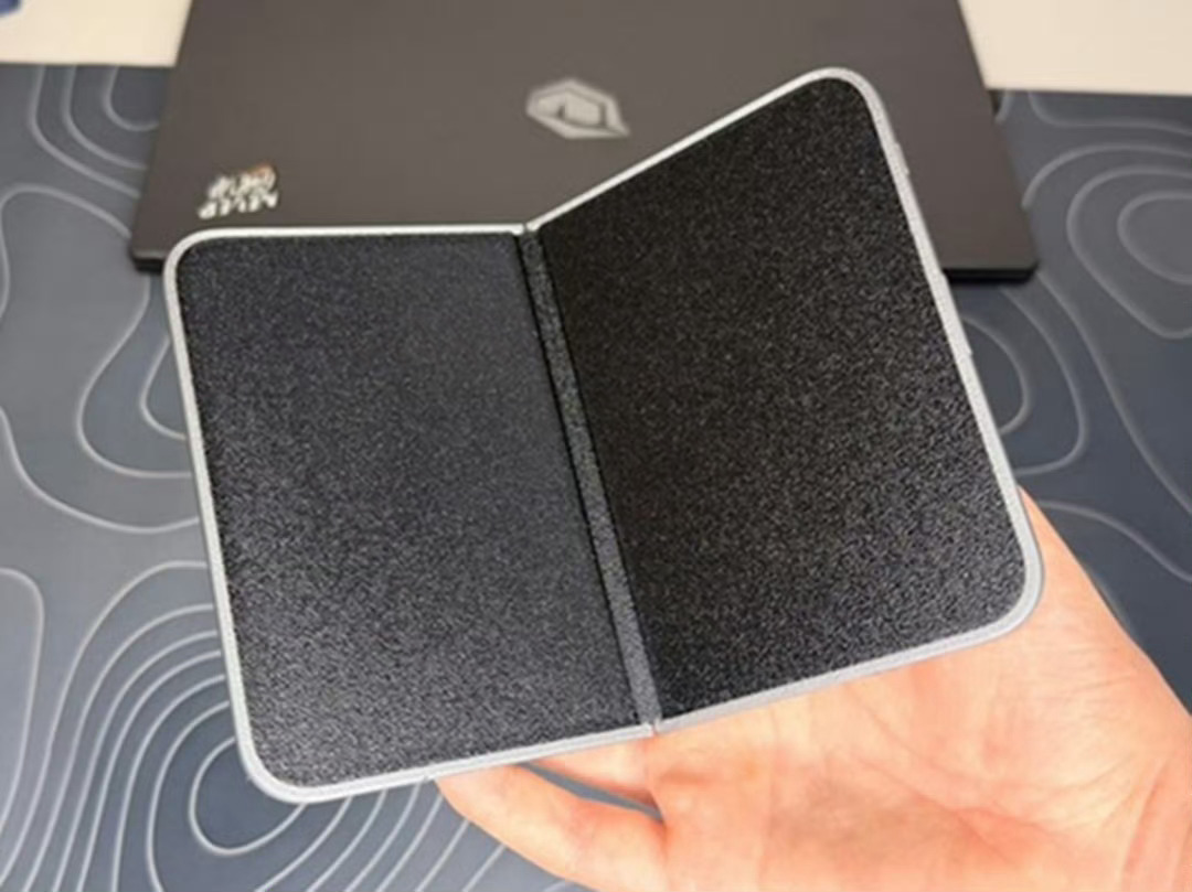 折叠屏iPhone外观实锤这不是一模一样嘛，这样也能赚到钱……苹果设计师直接抄作