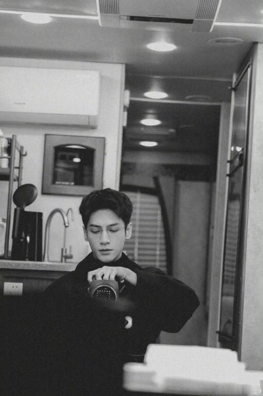 罗云熙戏里演法医戏外干摄影罗云熙也太会了吧！戏里是专业度拉满的法医齐思哲，剥茧追