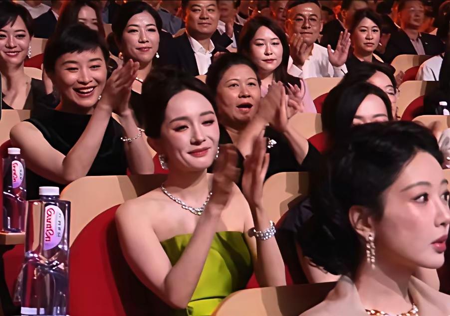 31届上海电视节白玉兰盛典上，杨紫获奖的那一刻，在坐的众人的表情确实是是千姿百态