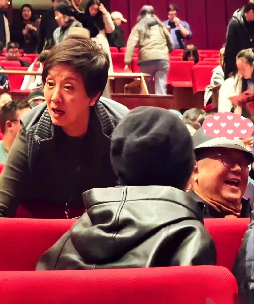 一张照片，两个人，两种状态。
镜头推近，邓婕素着一张脸，眼窝是陷下去的，颧骨撑着