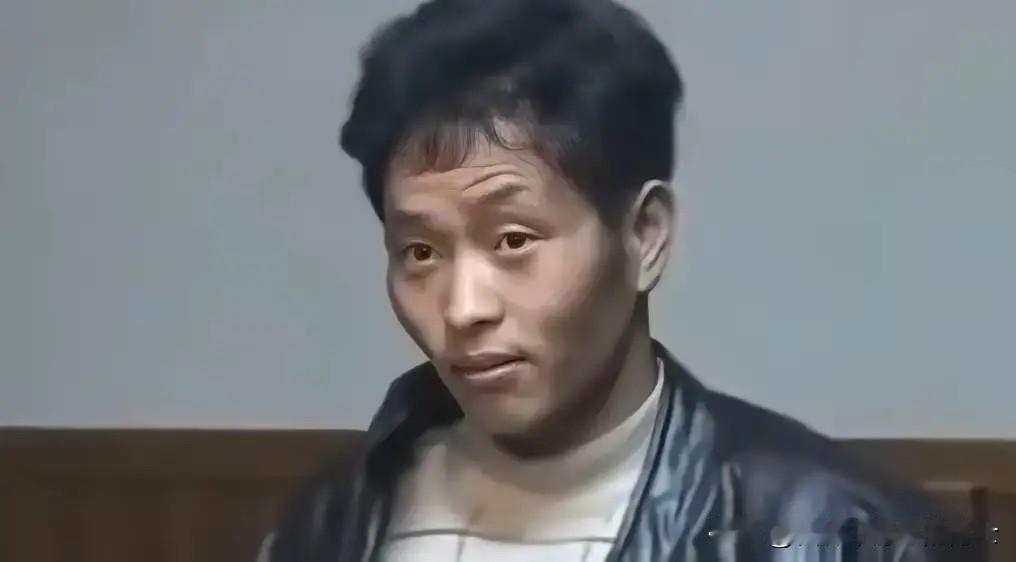1999年大年初四，杭州一栋大厦里，24岁的保安悄悄尾随一名女会计走到女卫生间，