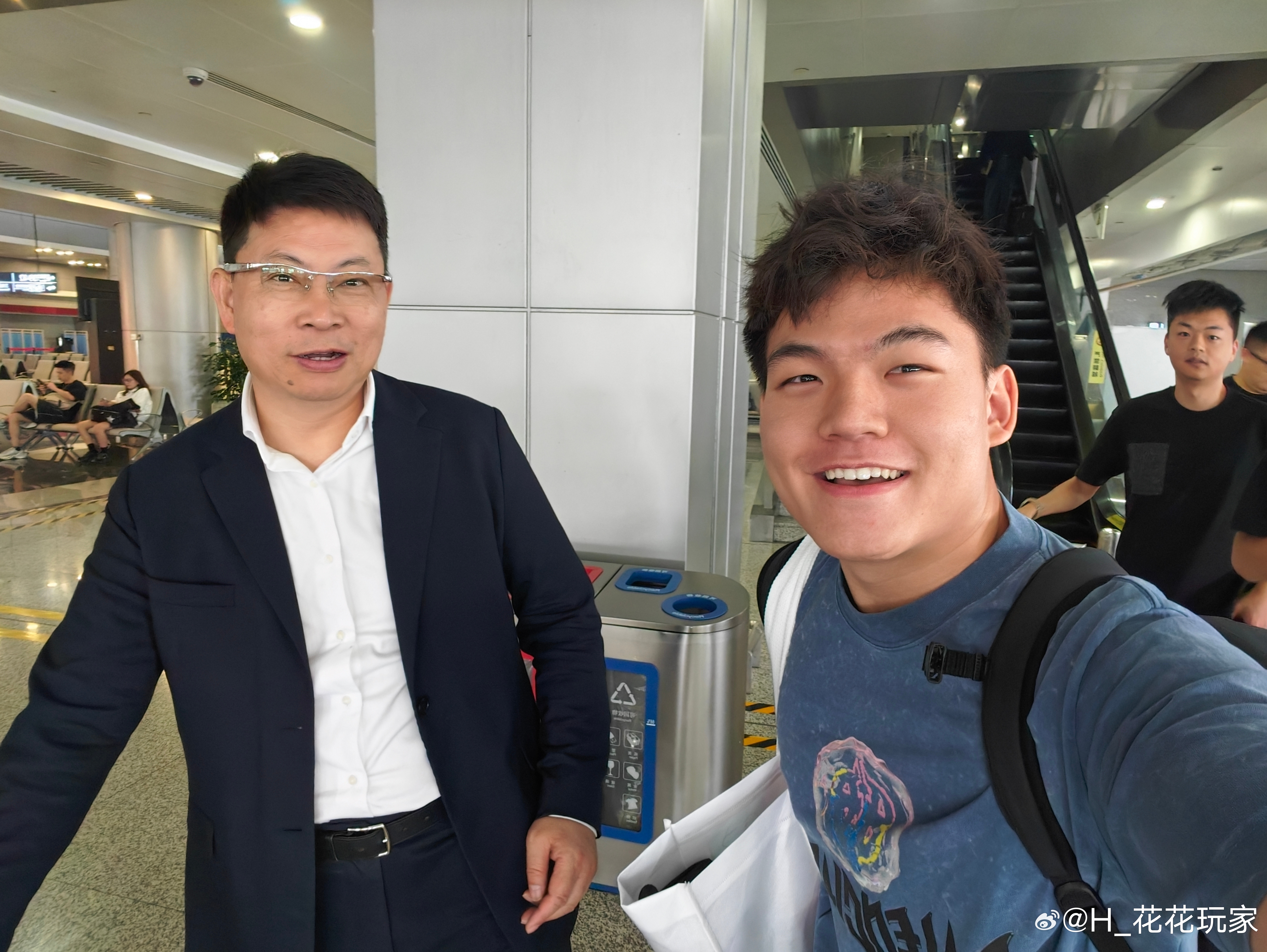 之前机场遇见余总，i人没好意思上前合影。回来越想越后悔，直接用华为nova14 