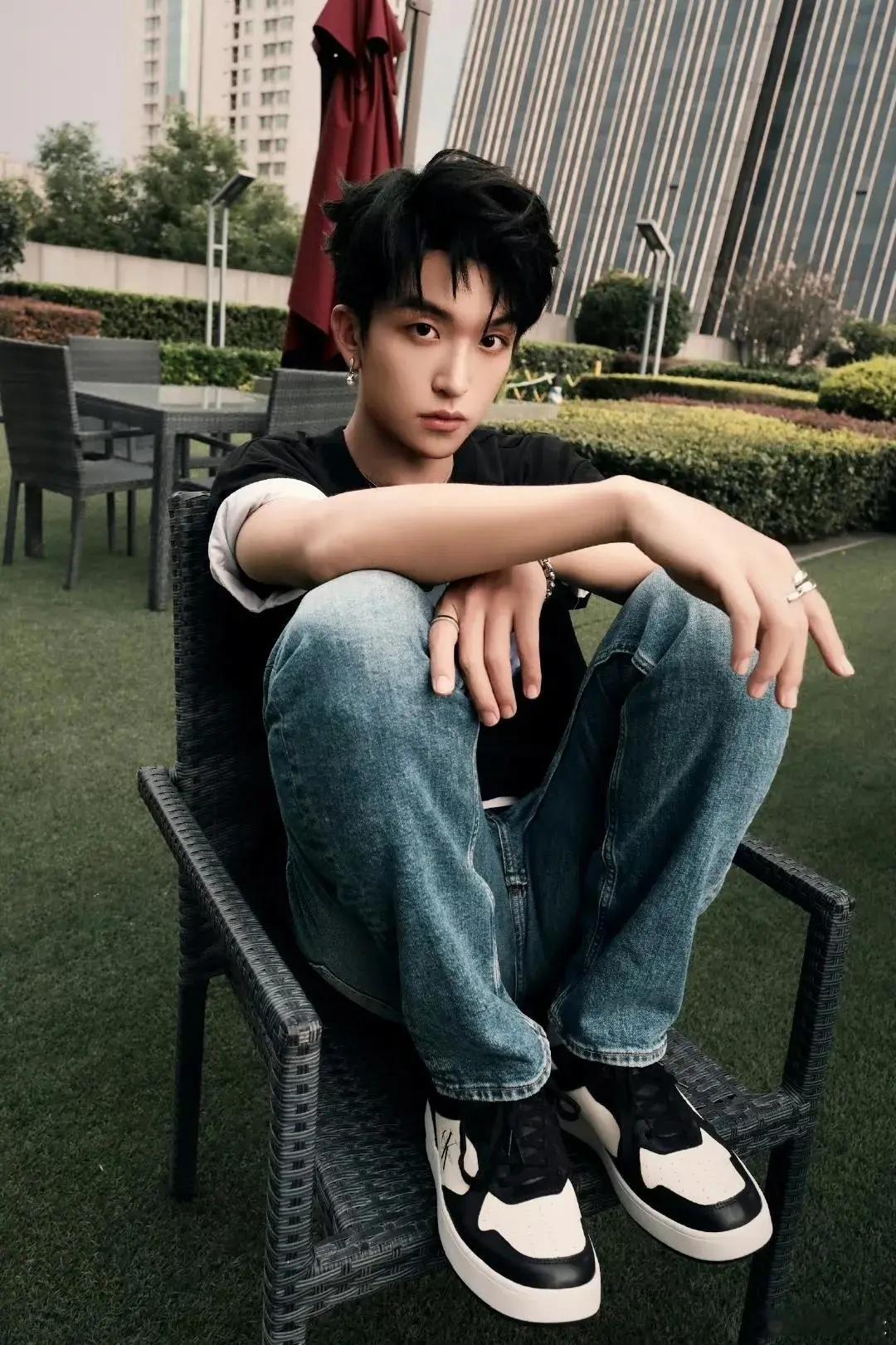 黄子弘凡合肥线下应援超抽象 黄子弘凡合肥线下应援也太会整活了吧！巨型手绘海报创意