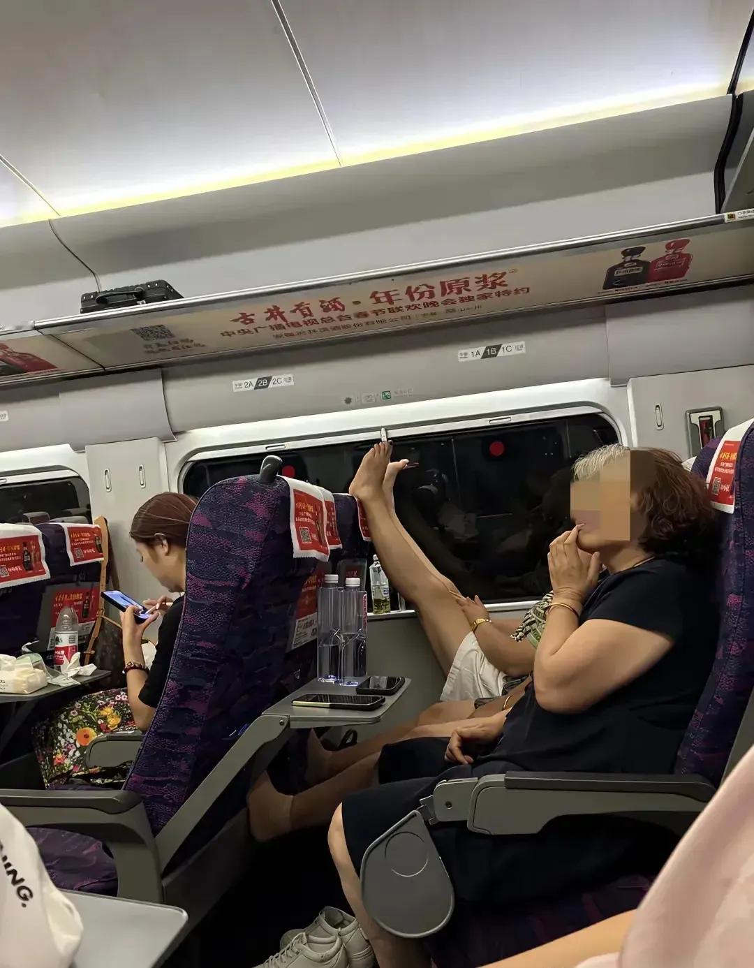 看到这一幕，真不知说什么好！
换我坐前面真受不了，不知你们受不受得了？[what