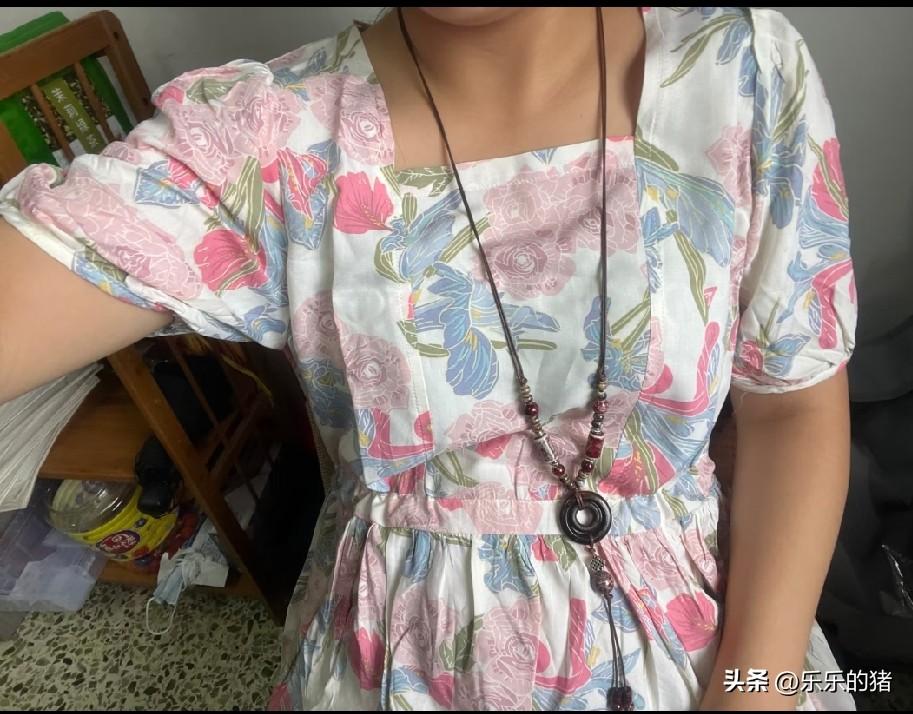 堂妹在网上买了件棉绸连衣裙，一直说上当了，说和模特穿的一点都不一样。我拿拍的图片